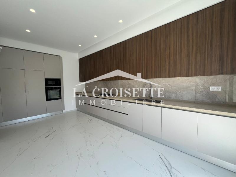 Triplex S+4 avec piscine et vue sur mer à Gammarth